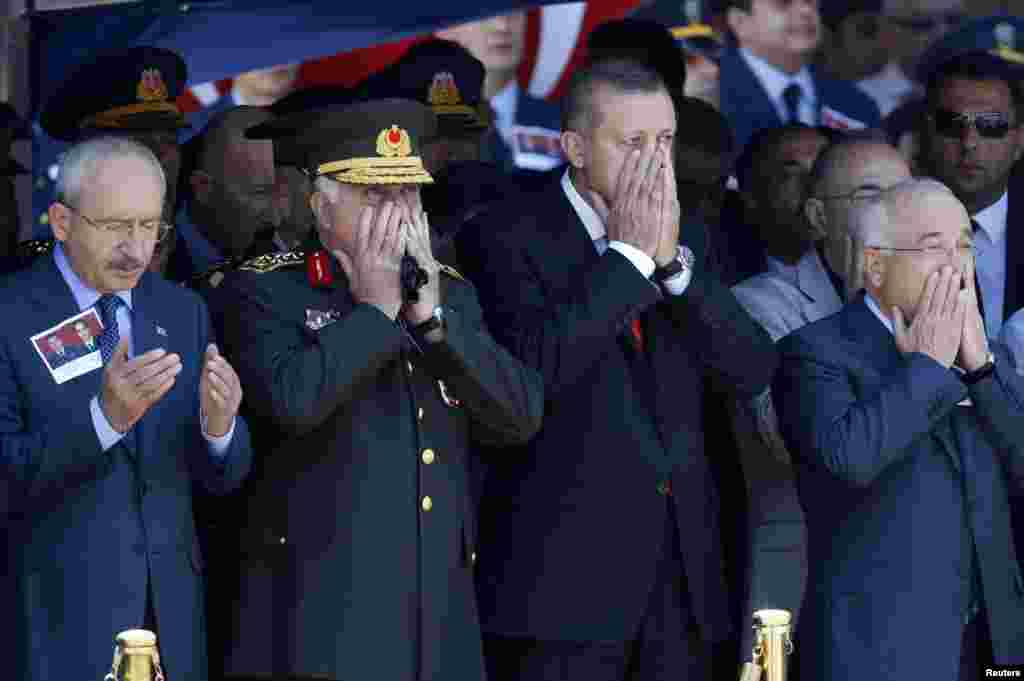 From left to right, Turkey's main opposition Republican People's Party Leader Kemal Kilicdaroglu, Chief of Staff General Necdet Ozel, Prime Minister Tayyip Erdogan and Chairman of the Parliament Cemil Cicek pray as they attend an official farewell ceremon