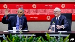 Barack Obama se reúne con el presidente peruano, Pedro Pablo Kuczynski, durante la Cooperación Económica Asia-Pacífico (APEC) en Lima, Perú. 