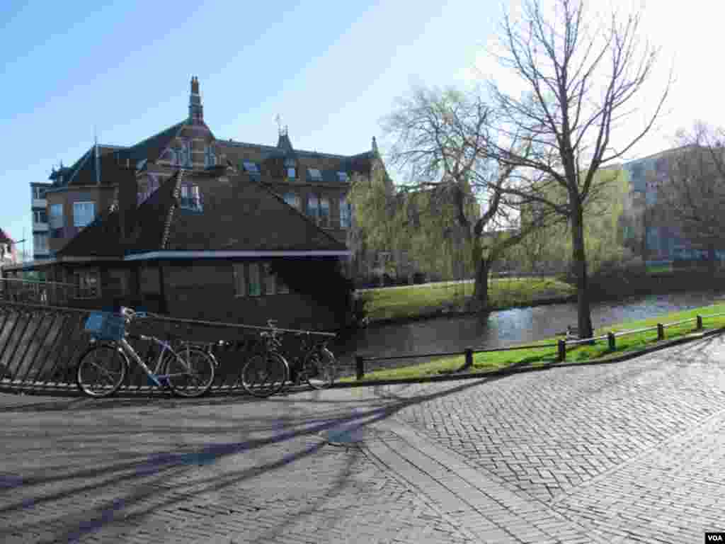 ایمسٹرڈیم کے کینال روڈ پر عموما سائیکلنگ کیجاتی ہے 