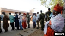 Les Gambiens font la queue pour procéder à leur vote à Banjul, Gambie, le 1er décembre 2016.