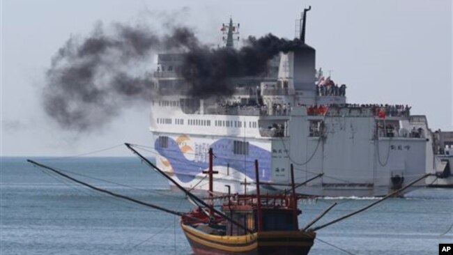 Một chiếc tàu chở công nhân Trung Quốc rời cảng Vũng Áng, tháng Năm 2014.