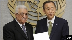 Palestinian President Mahmoud Abbas hands application to U.N. Secretary-General Ban Ki-moon, Sept. 23, 2011.
