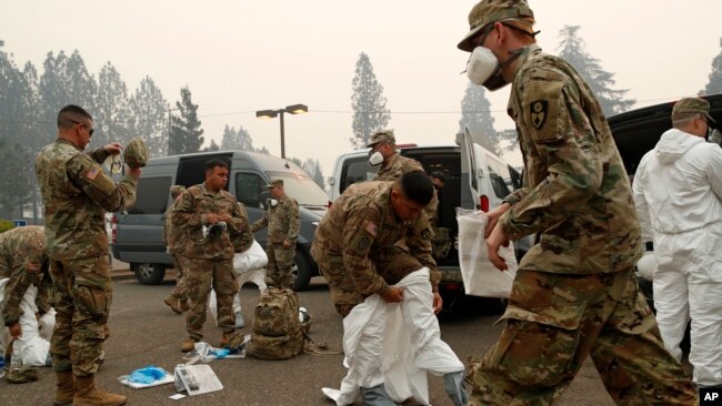 美国加利福尼亚州国民卫队加入搜寻山火遇难者的行动（2018年11月14日）