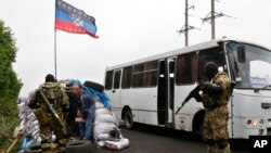 30일 우크라이나 동부 슬로뱐스크에서 친러 무장세력들이 버스 승객을 검문하고 있다.