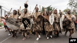 Des milliers de personnes vêtues de l'habit traditionnel zoulou se sont rassemblées pour commémorer la journée du roi Shaka près de la tombe du grand roi zoulou Shaka à Kwadukuza, à quelque 98 kilomètres au nord de Durban, le 24 septembre 2019.