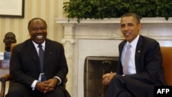 Tổng thống Obama (phải) hội đàm với Tổng thống Gabon, Ali Bongo Ondimada tại Tòa Bạch Ốc