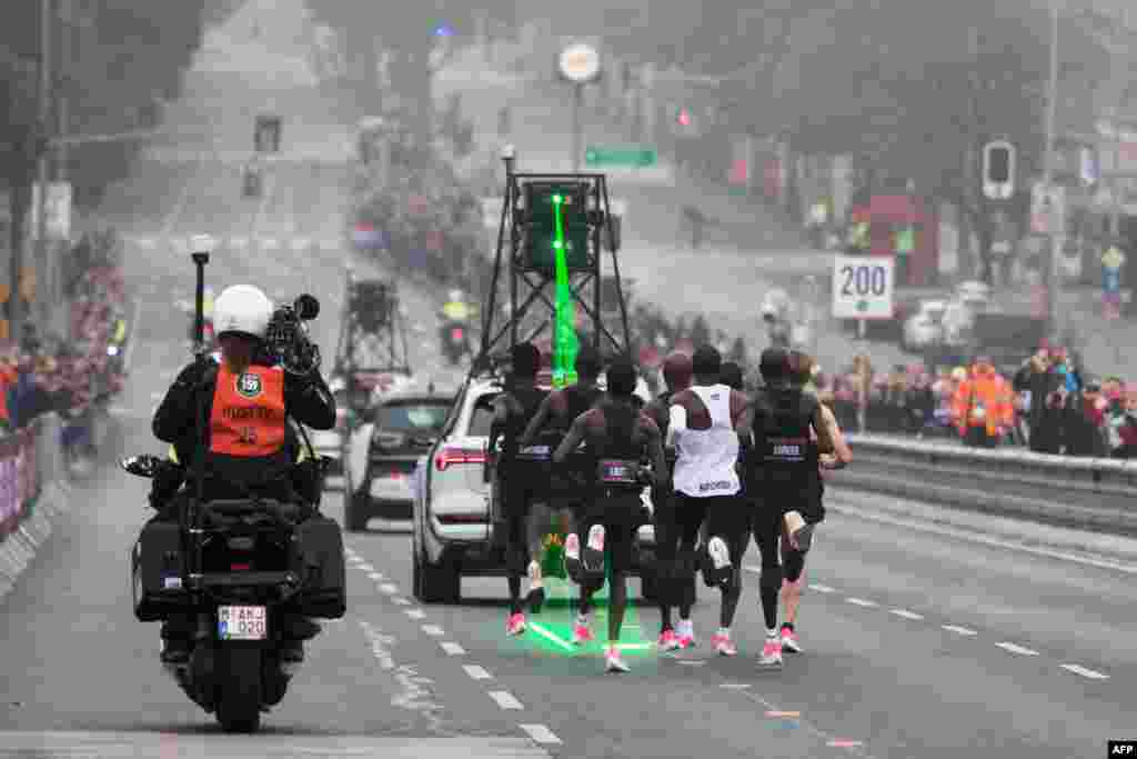 កីឡាករ Eliud Kipchoge របស់​កេនយ៉ា (ពាក់​អាវ​ស) ចូលរួម​នៅ​ក្នុង​ការ​ប្រកួត​រយៈពេល​២ម៉ោង​ដើម្បី​អាច​ចូលរួម​ប្រកួត​ការ​រត់ប្រណាំង​ម៉ារ៉ាតុន ក្នុង​ក្រុង Vienna ប្រទេស​អូទ្រីស។ លោក Kipchoge ទទួល​បាន​កំណត់ត្រា​ពិភពលោក​សម្រាប់​ការ​រត់ចម្ងាយ​ក្នុង​រយៈពេល​២ម៉ោង ១នាទី និង​៣៨វិនាទី។