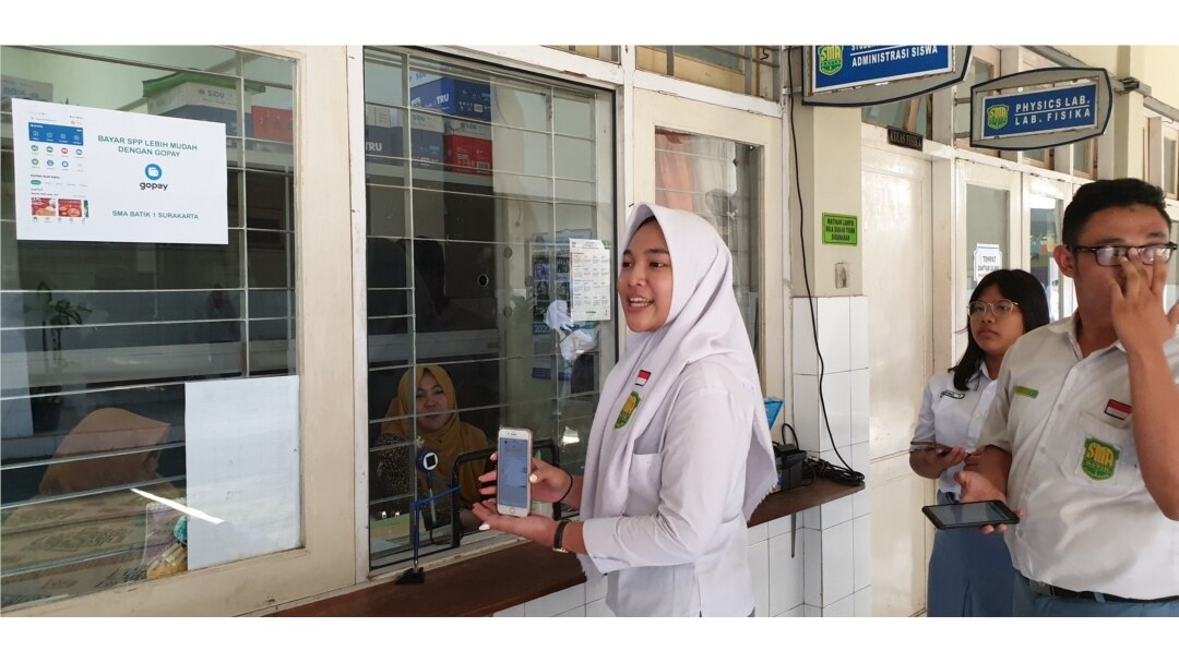 Suasana pembayaran SPP melalui aplikasi GoPay di SMA Batik 1 Solo, Selasa (18/2). (Foto : VOA/ Yudha Satriawan)