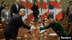 지난 3월 서울 청와대에서 열린 한국-캐나다 정상회담에 앞서 박근혜 한국 대통령(오른쪽)이 스티븐 하퍼 캐나다 총리와 악수하고 있다.