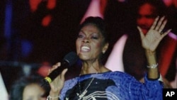 1997년 콘서트에서 노래하는 가수 디온 워윅(Dionne Warwick).
