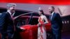Cựu danh thủ bóng đá Anh David Beckham (phải), hoa hậu Việt Nam 2018 Trần Tiểu Vy (giữa) và giám đốc thiết kế của VinFast Dave Lyon giới thiệu chiếc xe ô tô đầu tiên của Việt Nam tại buổi lễ ra mắt ở Paris Motor Show hôm 1/10.