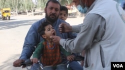 အာဖဂန်ကလေးငယ်တဦးကို ပိုလီယိုကာကွယ်ဆေး တိုက်ကျွေးနေတဲ့မြင်ကွင်း။ (နိုဝင်ဘာ ၄၊ ၂၀၂၁)
