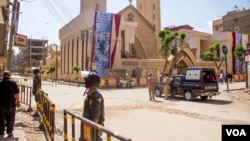 Polisi Mesir melakukan pengamanan terhadap sebuah gereja saat melakukan doa bersama bagi korban serangan teror (foto: ilustrasi). 