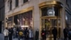 La gente espera en una fila para comprar afuera de una tienda Canada Goose en 5th Avenue en Nochebuena, mientras la variante del coronavirus Omicron continúa propagándose, en el distrito de Manhattan de la ciudad de Nueva York, EE. UU., 24 de diciembre de 2021. [Foto de archivo]
