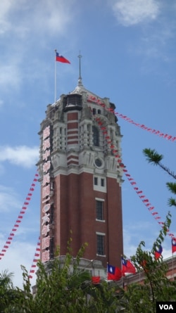 台湾总统府上的双十庆典装饰（美国之音张佩芝）