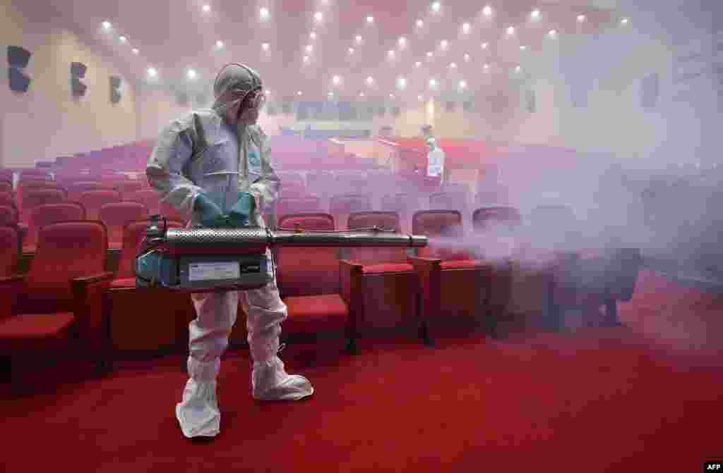 Nhân viên chức y tế Hàn Quốc tẩy uế trong một nhà hát ở Seoul. Hàn Quốc báo cáo bốn thêm bốn ca nhiễm virus Hội chứng Hô hấp Trung Đông (MERS), nâng tổng số người được chẩn đoán nhiễm virus có khả năng gây chết người lên tới 126 người.