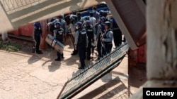 လားရှိုးမြို့ ကချင်နှစ်ချင်းခရစ်ယာန်ဘုရားကျောင်းမှာ တွေ့ရတဲ့ ရဲတပ်ဖွဲ့ဝင်များ။ (မတ် ၁၊ ၂၀၂၁)
