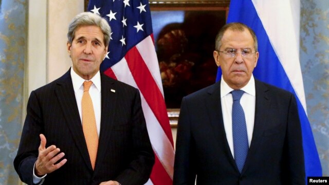 El secretario de Estado, John Kerry, izq. expresó sus condolencias al pueblo francés desde Vienna, Austria junto a su homólogo ruso, Sergei Lavrov. 
