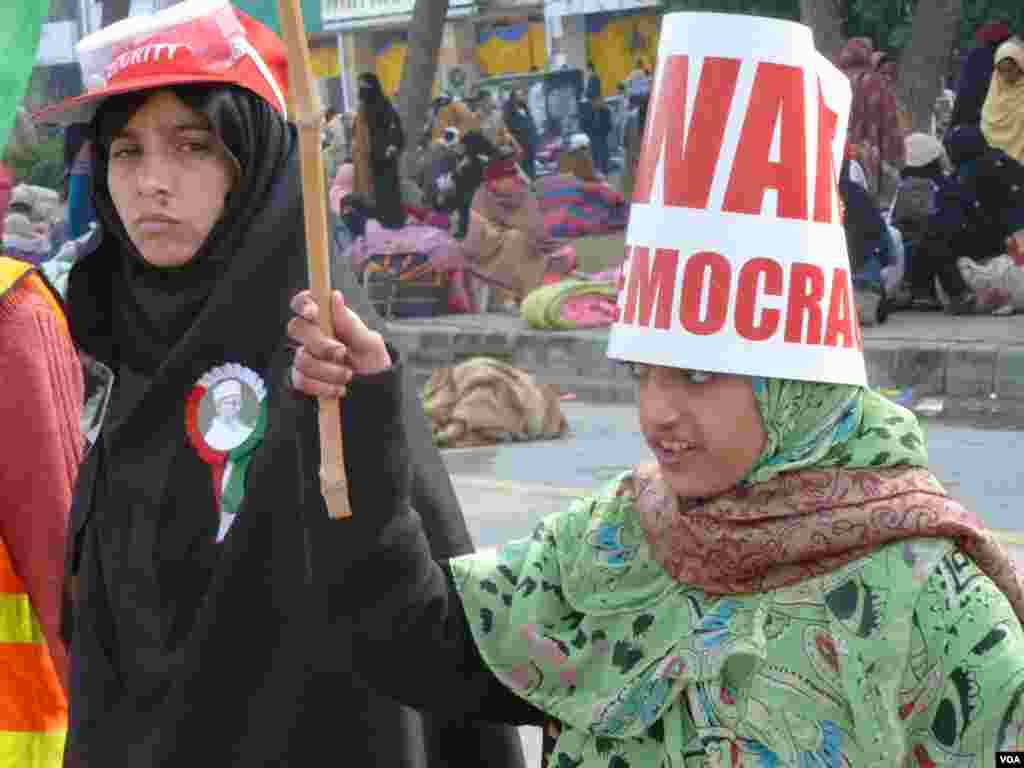 Supporters of Tahir-ul Qadri call for democracy during a protest in Islamabad, Pakistan, January 15, 2013. (S. Behn/VOA)
