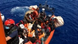 Des 51 migrants, qui dérivaient sur un bateau en bois, sont secourus par des membres de l'ONG française SOS Mediterranée, au large des côtes de l'île de Lampedusa, le 25 juin 2020.