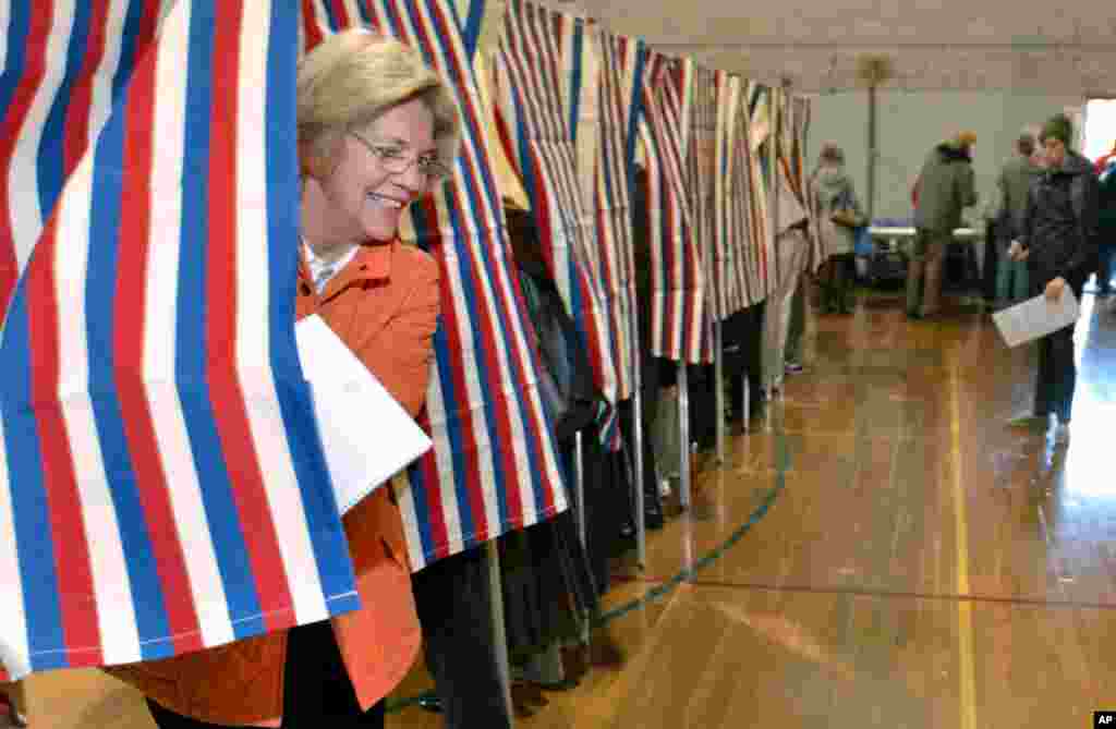  Ứng cử vi&ecirc;n đảng D&acirc;n chủ cho Thượng viện Mỹ Elizabeth Warren (tr&aacute;i) bước ra khỏi ph&ograve;ng phiếu tại Cambridge, Massachusetts, ng&agrave;y 6/11/2012.&nbsp;(AP / Josh Reynolds). 
