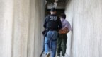 Cơ quan Thực thi Di trú và Hải quan Hoa Kỳ (ICE) bắt một di dân bất hợp pháp tại Santa Ana, California, ngày 11/5/2017.