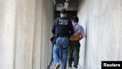 Cơ quan Thực thi Di trú và Hải quan Hoa Kỳ (ICE) bắt một di dân bất hợp pháp tại Santa Ana, California, ngày 11/5/2017.