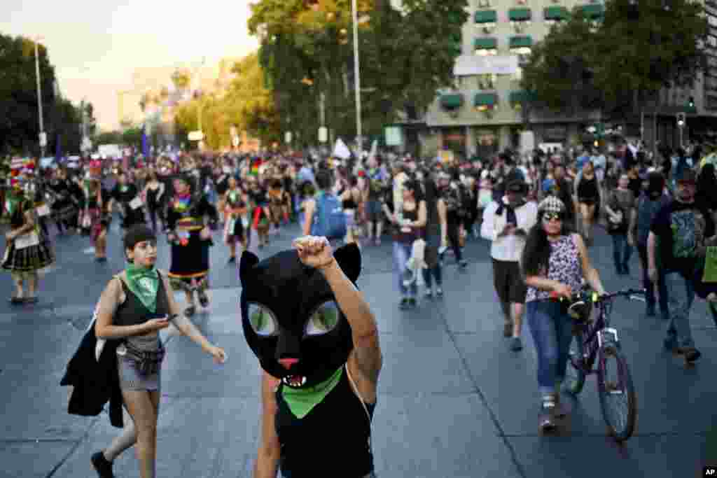 زنان معترض در تجمع &laquo;رفع خشونت علیه زنان&raquo; در پایتخت کشور شیلی تجمع کردند.