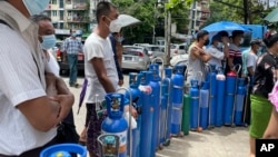 ရန်ကုန်၊ ပုဇွန်တောင်တွင် အောက်ဆီဂျင် တန်းစီစောင့်နေကြသူများ။ (၁၁ ဇူလိုင် ၂၀၂၁)