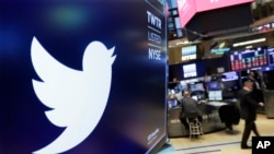 Logo untuk Twitter ditampilkan di atas pos perdagangan di lantai Bursa Efek New York, 8 Februari 2018. (Foto: AP)