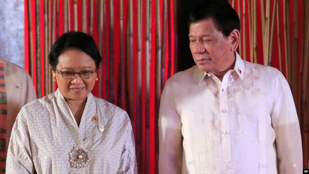 Philippine President Rodrigo Duterte talks with Indonesia's Foreign Minister Retno Marsudi during her courtesy call by foreign ministers of the 50th ASEAN Foreign Ministers' Meeting in Manila, Philippines Tuesday, Aug.8, 2017.