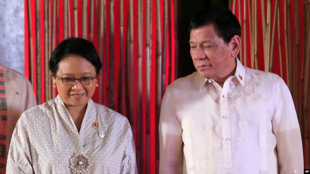 Presiden Filipina Rodrigo Duterte (kanan) saat bertemu dengan Menteri Luar Negeri RI Retno Marsudi di Manila, 8 Agustus 2017. (Foto: dok). 