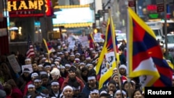 10일 뉴욕시 유엔 본부 앞에서 중국 당국의 티베트 시위 단속을 규탄하는 시위 행렬.