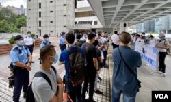 香港国安法首宗案件7月30日判刑，大批不同政见人士聚集在高等法院门外（美国之音/汤惠芸）
