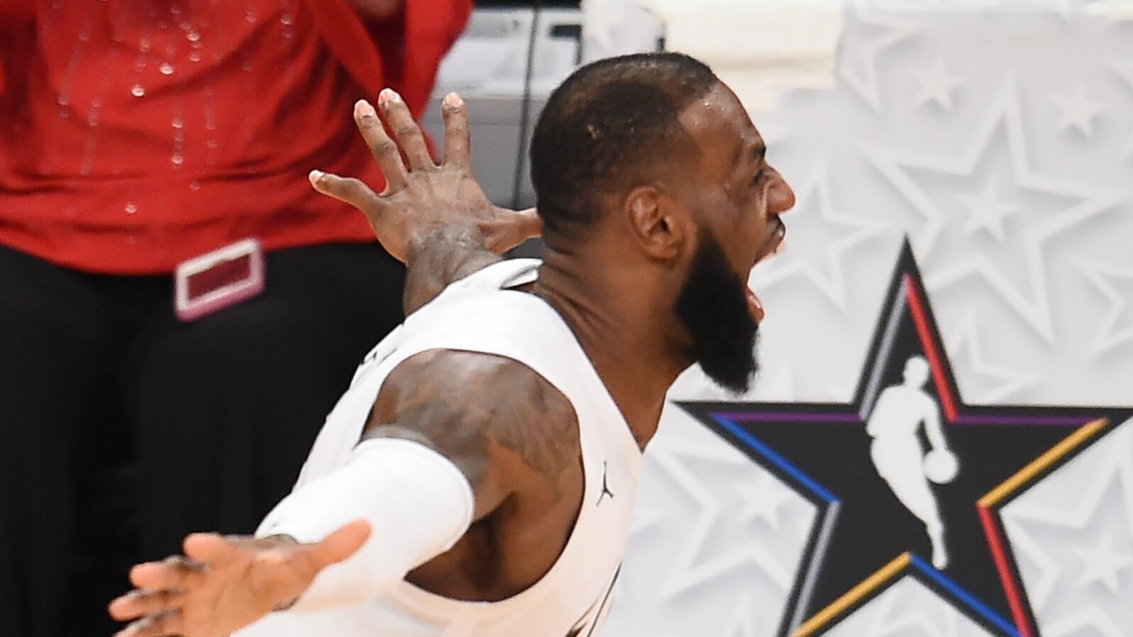 LeBron James jubile après la victoire de l'équipe LeBron contre l'équipe Stephen 148-145 lors du match All-Star de la NBA 2018, au Staples Center de Los Angeles, Californie, 18 février 2018. 