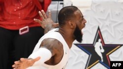 LeBron James jubile après la victoire de son équipe contre celle Stephen lors du match All-Star de la NBA 2018, au Staples Center de Los Angeles, Californie, 18 février 2018. 