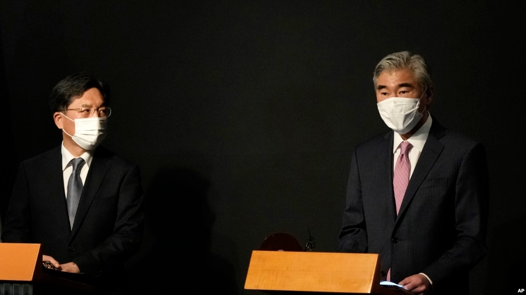 Đại sứ Hoa Kỳ Sung Kim (phải) trong một cuộc họp với phía Hàn Quốc.