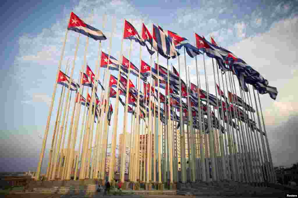 Turis mengambil foto bendera Kuba di depan Kedutaan Besar Amerika di Havana, 27 Juli 2015.