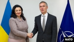 Іванна Климпуш-Цинцадзе і Єнс Столтенберґ у штаб-квартирі НАТО