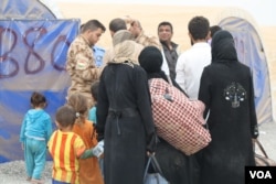 Families move into tents in refugee camps about 30 kilometers from Mosul in Khazir, Kurdish Iraq. Since the offensive began, 85,000 people have been displaced. Dec. 7, 2016 (Photo: H.Murdock/VOA)