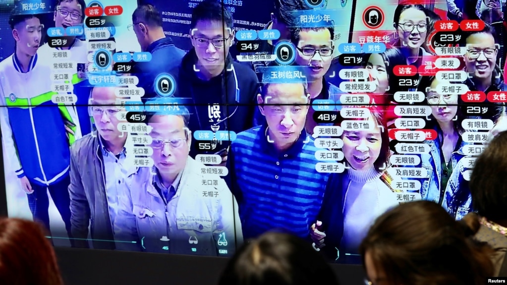 中国福建省福州市举办的中国数字技术展览会上参观者的脸部在人脸识别技术屏幕上显示。（2019年5月8日）