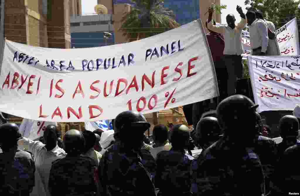 People from the Misseriya tribe of the Abyei oil region protest against the proposal of African Union (AU) mediator former South African president Thabko Mbeki for a referendum to decide whether the region belonged to Sudan or South Sudan, outside the Uni