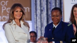 La Première dame Melania Trump présentant le Prix international Femmes de courage au Major Aichatou Issaka Ousmane du Niger, le 29 mars 2017, au Département d'Etat à Washington