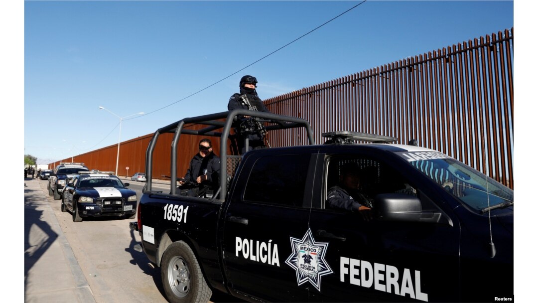 Polisi Meksiko melakukan pengamanan di perbatasan saat Presiden AS Donald Trump mengunjungi perbatasan AS-Meksiko di Calexico, California, Jumat (5/4).