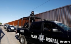 Polisi Meksiko melakukan pengamanan di perbatasan saat Presiden AS Donald Trump mengunjungi perbatasan AS-Meksiko di Calexico, California, Jumat (5/4).