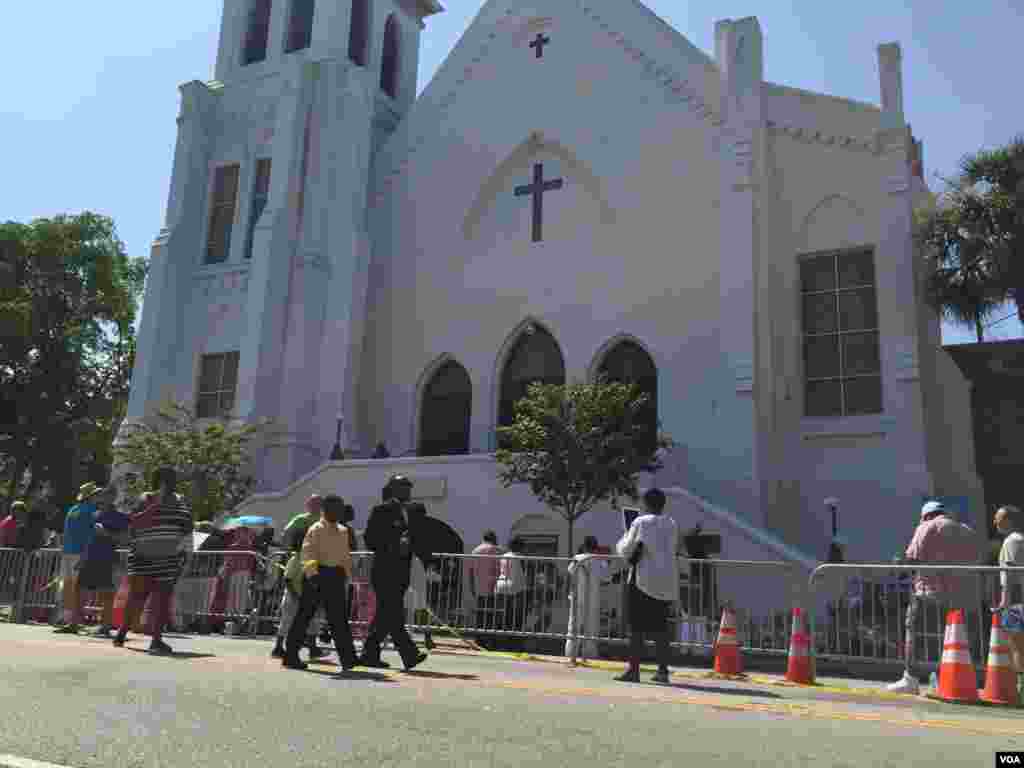 A crowd maintains Vigil outside of Emanuel AME church in Charleston, South Carolina, June 21, 2015. (Amanda Scott/VOA)