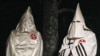 Dvojica članova Ku Klux Klana u intervjuu u blizini Pelhama, Sjeverna Karolina, 2. decembra 2016. Glendon Crawford, osuđen na 30 godina zatvora, 19. decembra 2016., zbog pokušaja izrade bombe, bio je samozvani član KKK.