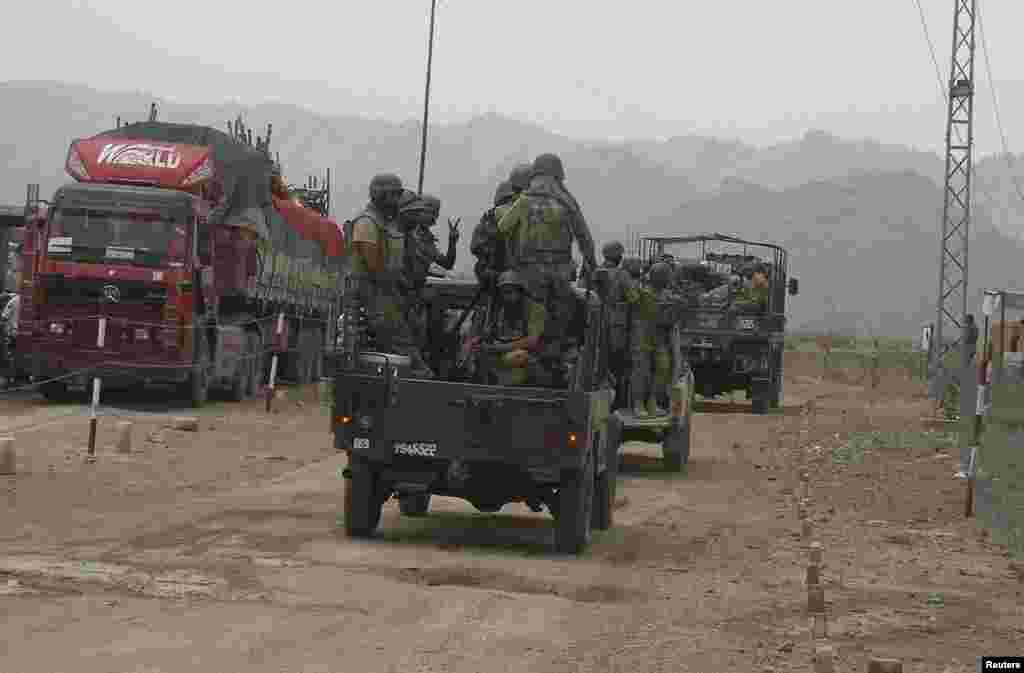شمالی وزیرستان کی جانب سے بنوں کے راستے&nbsp; فوجی قافلہ روانہ ہو رہا ہے۔