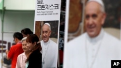 로마 카톨릭 프란치스코 교황의 방한을 앞둔 13일 서울 세종문화센터 입구에 "헬로, 프란치스코 교황님"이란 문구가 걸려있다.