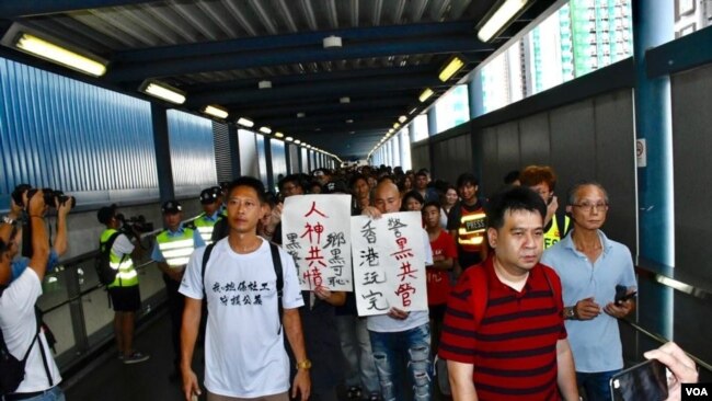 香港社福界到元朗警署抗议警察在元朗7.21黑社会暴行中不作为 (美国之音汤恵芸拍摄 )